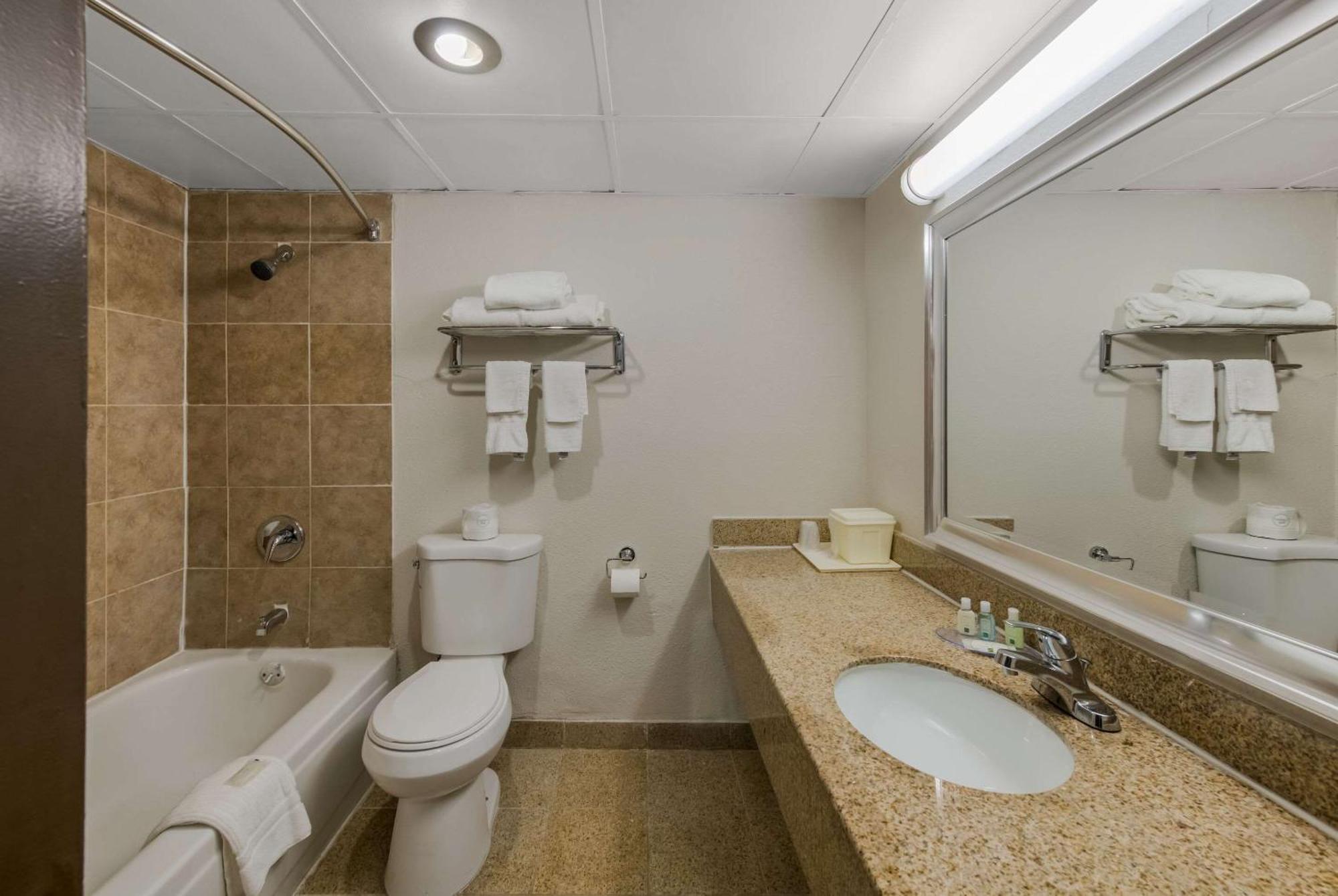 Quality Inn Airport Woodson Terrace Kültér fotó