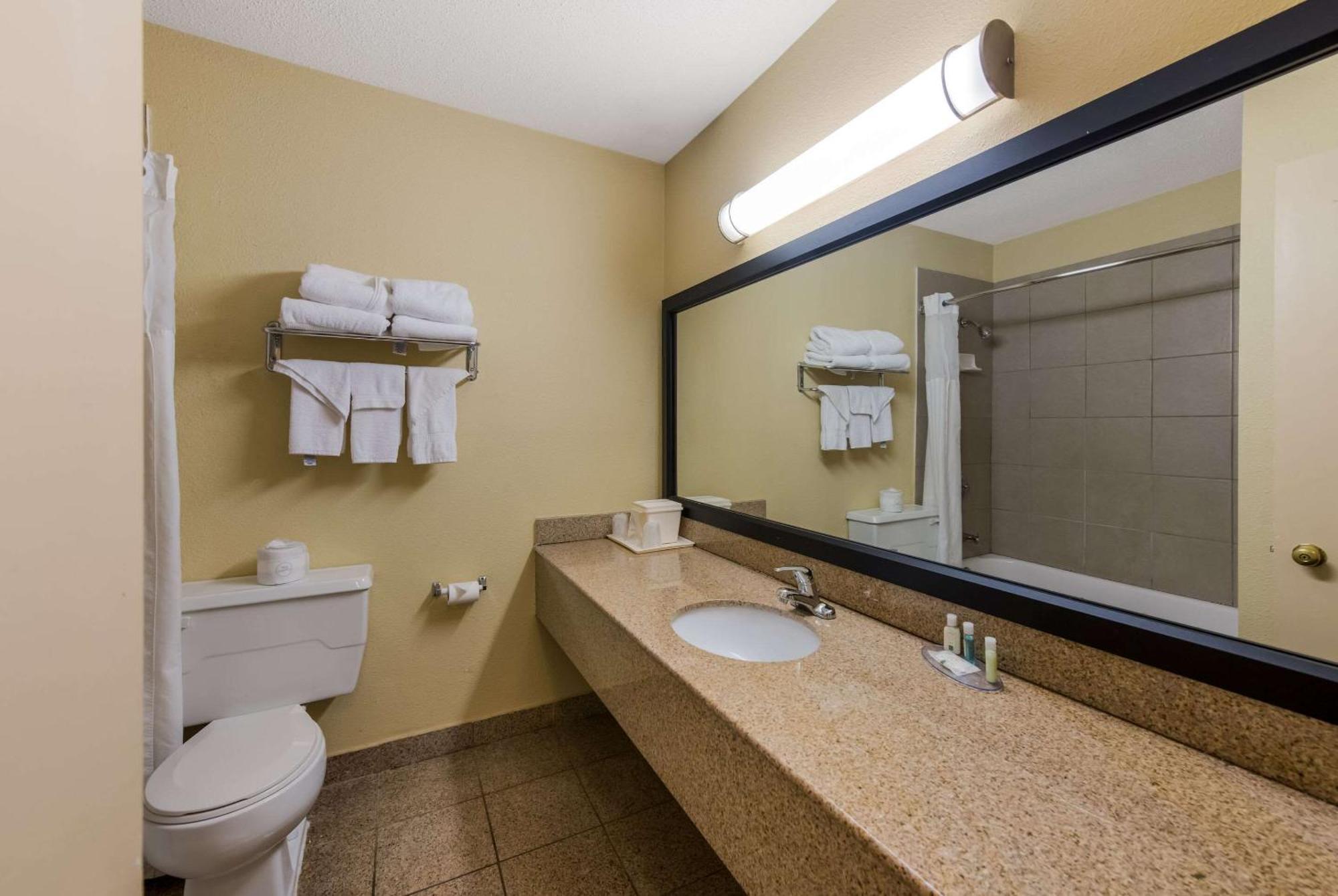 Quality Inn Airport Woodson Terrace Kültér fotó