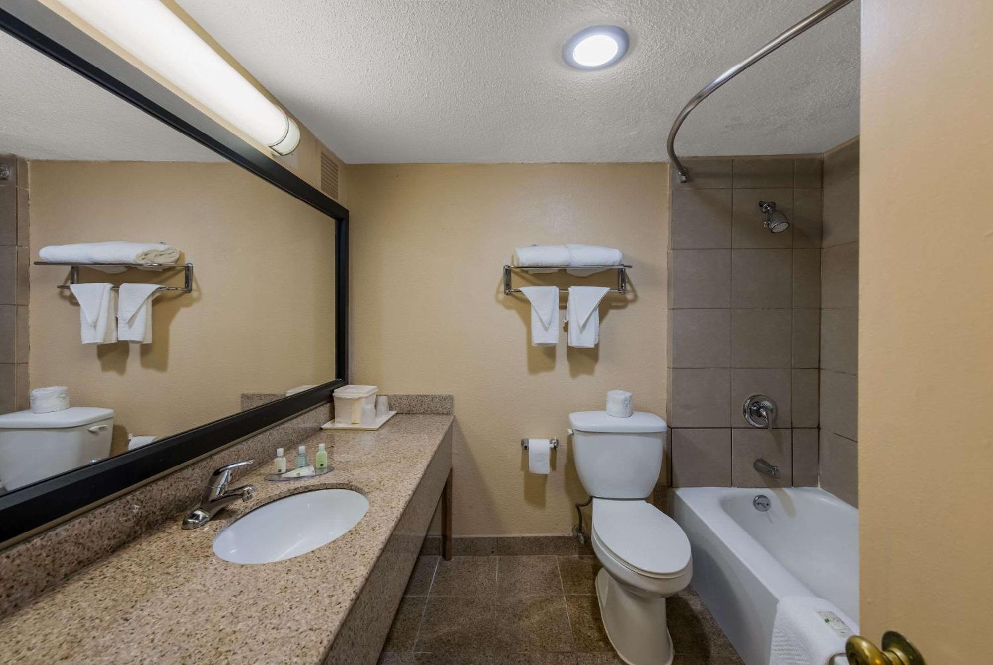 Quality Inn Airport Woodson Terrace Kültér fotó