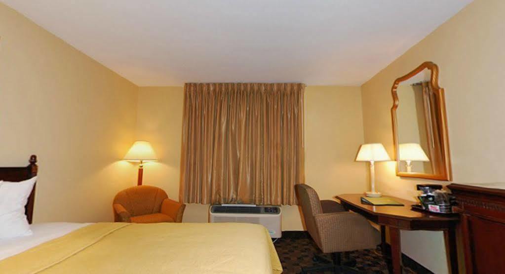 Quality Inn Airport Woodson Terrace Kültér fotó